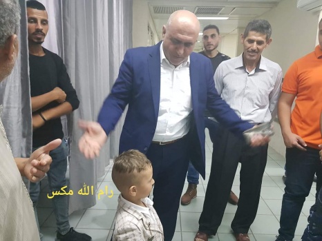محافظ جنين يعود عدد من المرضى في مستشفى الشهيد خليل سليمان الحكومي