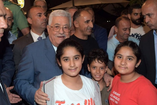 شاهد:الرئيس يتفقد أحوال المواطنين برام الله مع قرب حلول العيد