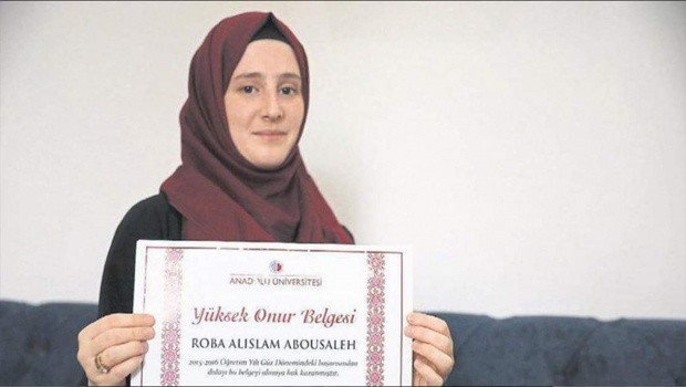 وسائل إعلام تحتفي بشابة سورية أنهت دراستها بجامعتين تركيتين