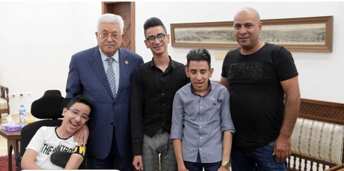 الرئيس يستقبل مواطنا من القدس برفقة أبنائه
