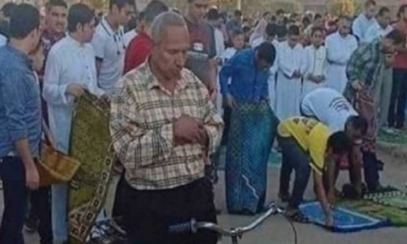 نتيجة السخرية منه… وفاة مصري صلّى العيد على دراجته