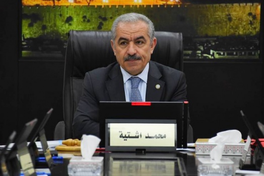 اشتية: ملتزمون تجاه أهالي الشهداء والأسرى رغم الحرب المالية