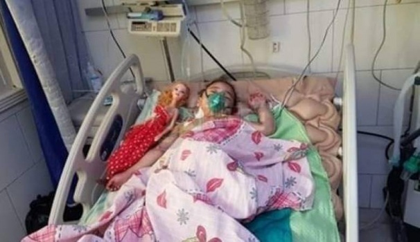 بعد أن هزت القلوب وشغلت مواقع التواصل.. وفاة طفلة عذبتها جدتها