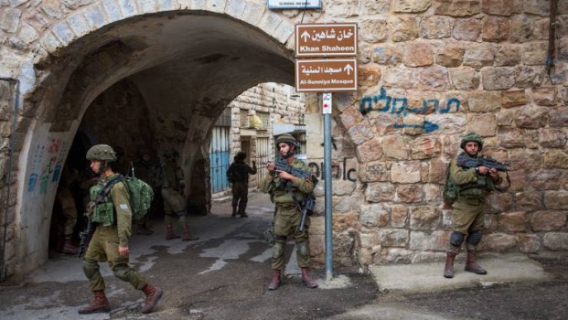 القدس: الجيش الإسرائيلي يقتحم مسجداً ويصيب مصلين