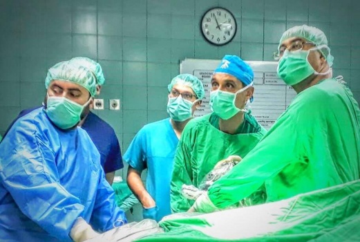 جراح أمريكي يصل مستشفى جنين الحكومي لإجراء عمليات جراحية معقدة وتدريب الطواقم الطبية المحلية