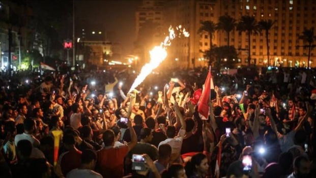 مصريون يهتفون ضد السيسي بميدان التحرير