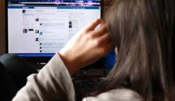 فتاة تصطاد زوجها "الخائن" بتقمّصها دور فتاة أخرى على "فيسبوك"