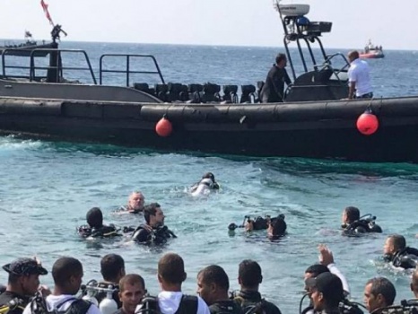شاهد: ملك الأردن يُنظف شواطئ العقبة