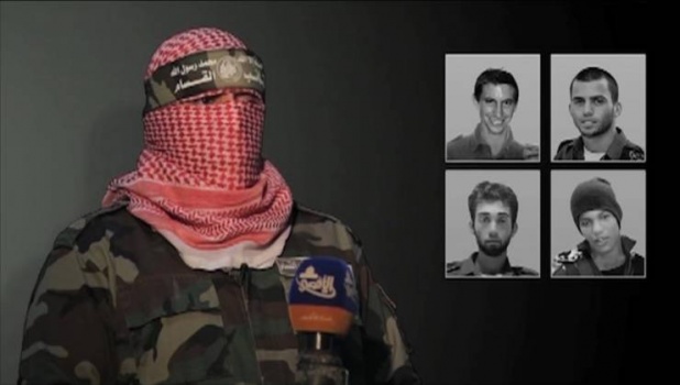 صورة الجنود الأسرى لدى 'القسام' تشغل الإعلام الإسرائيلي
