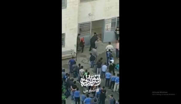 المعلم المعنف ...النقابة تطالب بعدم ظلمه ووالد طالبين يطالب الوزارة بالسماح بالضرب