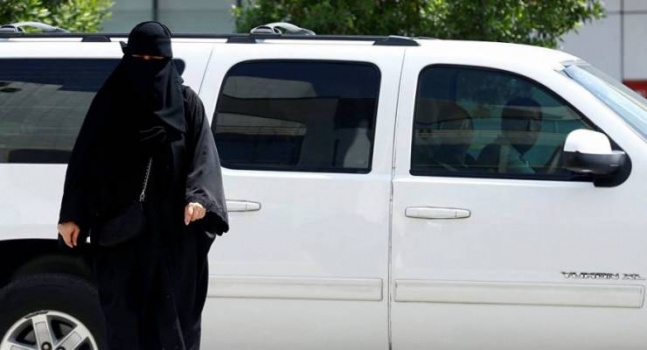 أول سعودية تحكم في نزاع تجاري