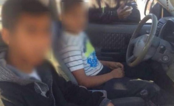 طفل يقود مركبة بحمولة زائدة 20 راكبا