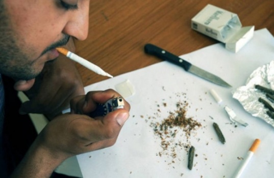 مواطن يبلغ الشرطة عن ابنه لتعاطيه المخدرات في الخليل