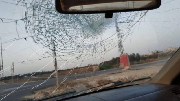 مستوطنون يهاجمون المركبات بين نابلس ورام الله