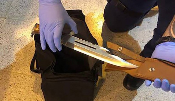 بسبب الغيرة ...فتاة تقتل شقيقها بـ189 طعنة
