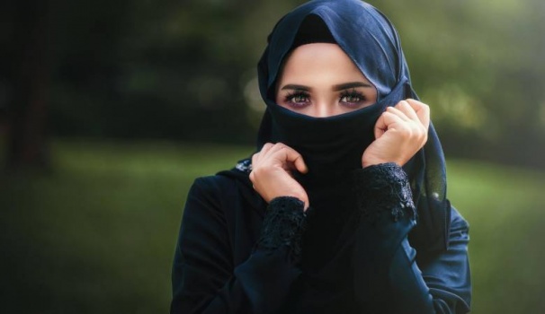 دار الإفتاء: "وضع المكياج لا ينقض الصلاة لانه ليس نجساً "