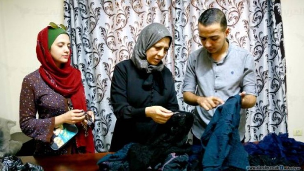بسبب الظروف الاقتصادية- الغزيون يعيدون تدوير ملابسهم