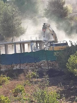الاحتلال يهدم منزلا قيد الانشاء في بلدة بيت امر شمال الخليل