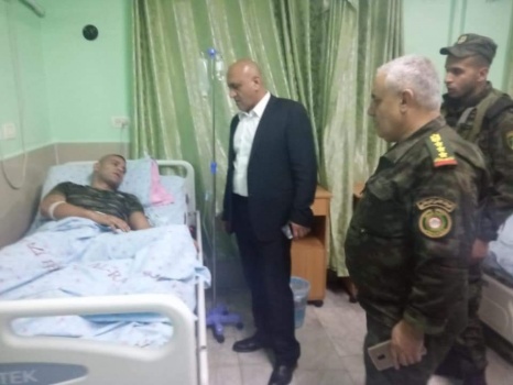 محافظ جنين وقادة الأجهزة الأمنية يتابعون حادث اصابة قوة من الأمن الوطني و يعودون الجرحى