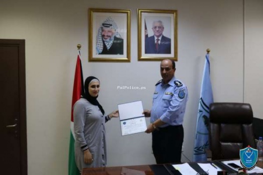 شرطة جنين تكرم محامية سلمت "ماكينة" تنقيب عن آثار عثرت عليها قرب منزلها