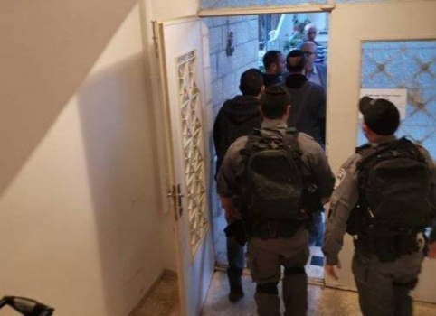 الاحتلال يعتدي على وزير شؤون القدس ويعتقله