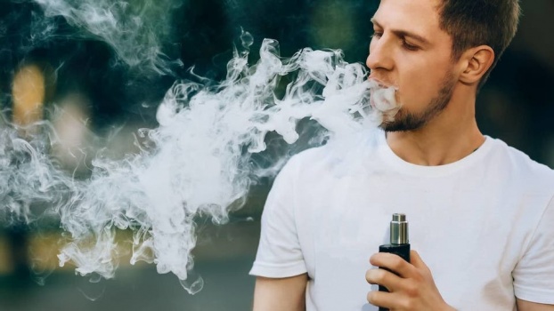 "آبل" تشن الحرب على السجائر الإلكترونية.. وهذا ما فعلته