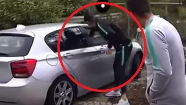 كريستيانو رونالدو يحاول سرقة "جوال" معجبة.. وهذا السبب!