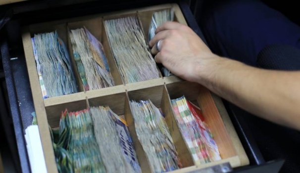 هولندا تقرر قطع التمويل عن السلطة الفلسطينية