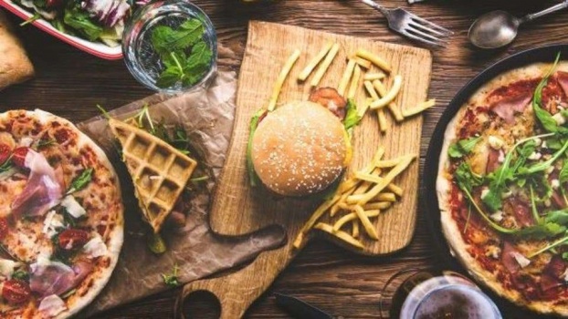 هذه حقيقة مكونات الوجبات والمشروبات السريعة ومخاطرها