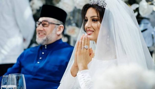 بالصور..طليقة ملك ماليزيا السابق تكشف وجه طفلها لأول مرة
