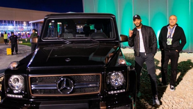 محمد رمضان ثاني مشترٍ بعد رونالدينيو بمعرض الرياض للسيارات