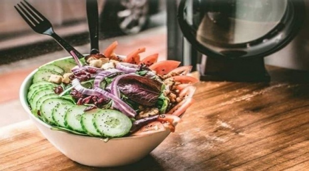 لهذا السبب تجنب الأطعمة النيئة