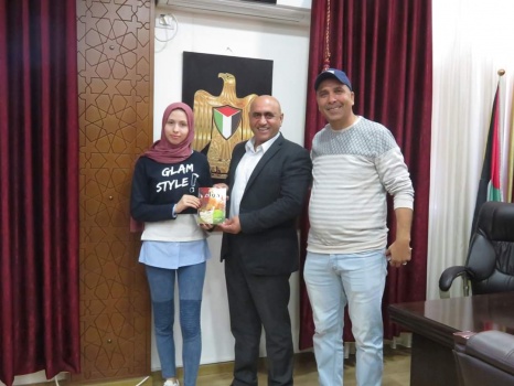 طالبة تسلم محافظ جنين إصدار كتابها الاول