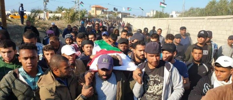 جماهير غفيرة تُشيع جثمان الشهيد السواركة في دير البلح