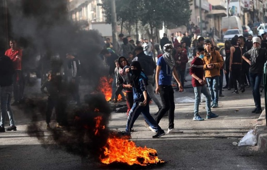 في يوم الغضب .. إصابة 77 فلسطينياً بقمع الاحتلال تظاهرات الضفة