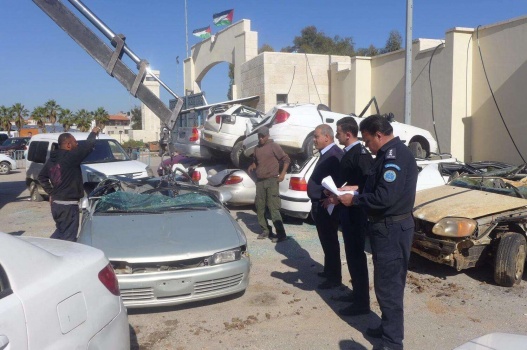 مواطن يسلم مركبته غير القانونية للشرطة في مركز جبع جنوب جنين