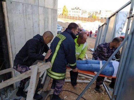 إنقاذ عامل بعد سقوطه في مبنى قيد الإنشاء بمدينة البيرة