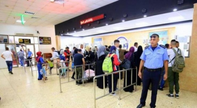 الاحتلال يمنع 8 مواطنين من السفر للأردن