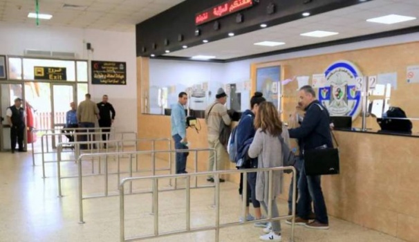 الاحتلال يمنع سفر 9 مواطنين من معبر الكرامة