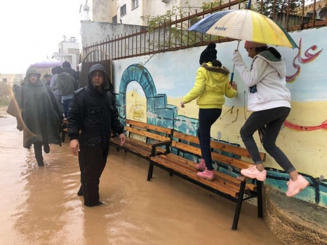 بالصور: إخلاء مدرسة في طولكرم بعد غرقها بمياه الأمطار