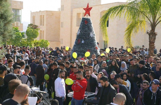 جنين:إضاءة شجرة الميلاد وافتتاح بازار للمشغولات اليدوية في الجامعة العربية الأمريكية