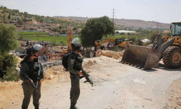 قوات الاحتلال تفتّش منازل فلسطينيين في الرأس الأحمر