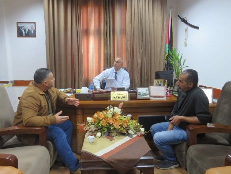 أهالي قرية جلبون يطالبون المحافظة التدخل بازالة التعديات والمطبات على الشارع الرئيسي
