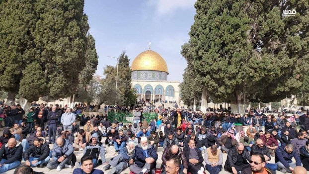 45 ألفا يؤدون الجمعة في "الأقصى" رغم إجراءات الاحتلال