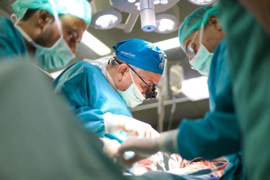 خلال عام: طبيب أردني يجري 17 عملية زراعة كلى في غزة