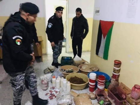 صور....ضبط معمل غير قانوني لتصنيع المعسل برام الله