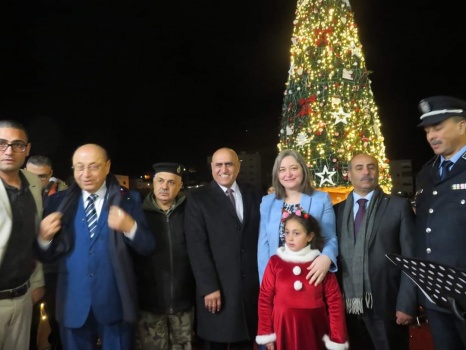 صور...الزبابدة تحتفل بإضاءة شجرة الميلاد