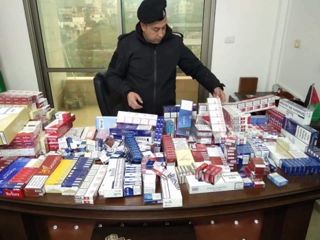 الضابطة الجمركية تضبط كمية كبيرة من الدخان غير القانوني في نابلس