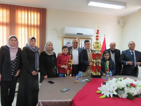 محافظ جنين يكرم الطلبة الفائزين في مسابقة الذكاء العقلي على مستوى العالم