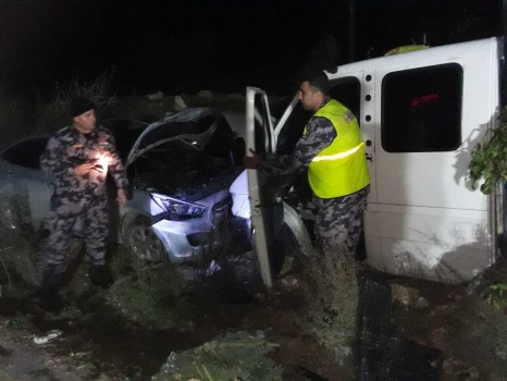 صور...4 إصابات بحادث تصادم مركبتين جنوب جنين